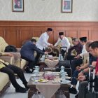 Bupati Aceh Besar, Muharram Idris, berdiskusi dengan anggota Badan Legislasi (Baleg) DPR RI saat mendampingi kepulangan rombongan usai kunjungan kerja di Provinsi Aceh melalui Bandara Sultan Iskandar Muda, Blang Bintang, Aceh Besar, Jumat (17/4/2026). FOTO/MC ACEH BESAR