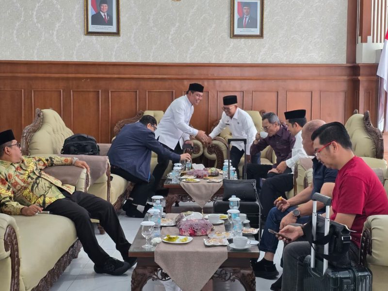 Bupati Aceh Besar, Muharram Idris, berdiskusi dengan anggota Badan Legislasi (Baleg) DPR RI saat mendampingi kepulangan rombongan usai kunjungan kerja di Provinsi Aceh melalui Bandara Sultan Iskandar Muda, Blang Bintang, Aceh Besar, Jumat (17/4/2026). FOTO/MC ACEH BESAR