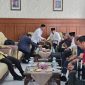 Bupati Aceh Besar, Muharram Idris, berdiskusi dengan anggota Badan Legislasi (Baleg) DPR RI saat mendampingi kepulangan rombongan usai kunjungan kerja di Provinsi Aceh melalui Bandara Sultan Iskandar Muda, Blang Bintang, Aceh Besar, Jumat (17/4/2026). FOTO/MC ACEH BESAR