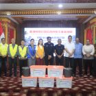Gubernur Aceh, Muzakir Manaf di dampingi Ketua DPRA Zulfadli, Sekda Aceh M. Nasir, S.IP, MPA menerima secara simbolis bantuan Kemanusiaan korban terdampak Bencana Hidrometeorologi oleh jaringan relawan International asal Tiongkok dan Malaysia, di Restoran Meuligoe Aceh, Sabtu, (18/04/2026).