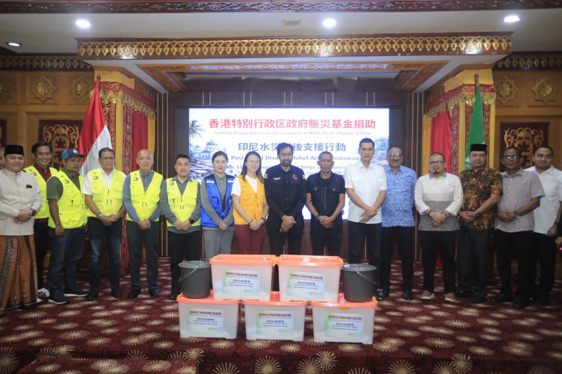 Gubernur Aceh, Muzakir Manaf di dampingi Ketua DPRA Zulfadli, Sekda Aceh M. Nasir, S.IP, MPA menerima secara simbolis bantuan Kemanusiaan korban terdampak Bencana Hidrometeorologi oleh jaringan relawan International asal Tiongkok dan Malaysia, di Restoran Meuligoe Aceh, Sabtu, (18/04/2026).