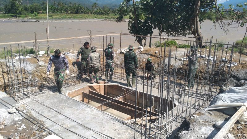 Personel TNI kebut Pembangunan Jembatan Gantung Perintis Garuda di Aceh Tenggara,Hingga saat ini, progres pengerjaan jembatan masih terus dikebut oleh jajaran Koramil 0108-03/Badar Kodim 0108/Aceh Tenggara (Agara) bersama warga setempat, Senin (20/04/2026).