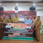 Kepala Pelaksana (Kalak) BPBD Kabupaten Pulau Buru, M. TH. Al Affandy, menyerah langsung Bantuan minyak kayu putih berukuran 100ml tersebut diserahkan secara simbolis dan diterima langsung oleh Sekretaris Daerah (Sekda) Aceh, M. Nasir, di Posko Komando Pemulihan Bencana Pemerintah Aceh pada Selasa (21/4/2026).