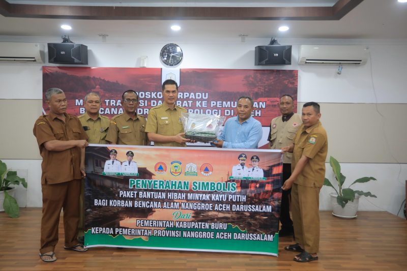 Kepala Pelaksana (Kalak) BPBD Kabupaten Pulau Buru, M. TH. Al Affandy, menyerah langsung Bantuan minyak kayu putih berukuran 100ml tersebut diserahkan secara simbolis dan diterima langsung oleh Sekretaris Daerah (Sekda) Aceh, M. Nasir, di Posko Komando Pemulihan Bencana Pemerintah Aceh pada Selasa (21/4/2026).