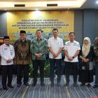 Plt. Kepala Dinas Syariat Islam Aceh, Bapak Marzuki, S.Ag., MH, membuka Rapat Koordinasi (Rakor) Penanggulangan Narkoba Tahun 2026 bersama Lembaga Pemerhati dan Advokasi Syariat Islam (LEPADSI) di Hotel Kyriad Muraya, Banda Aceh, Rabu (22/4/2026).
