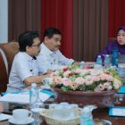 Ketua Tim Pembina Posyandu Aceh Besar, Hj. Rita Mayasari menggelar rapat internal di Gedung Dekranasda Aceh Besar, Rabu (22/4/2026). FOTO/MC ACEH BESAR