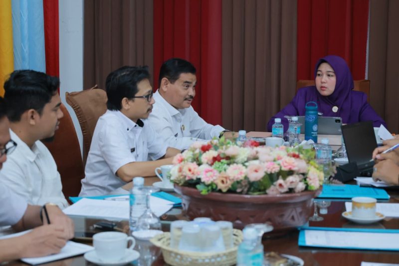 Ketua Tim Pembina Posyandu Aceh Besar, Hj. Rita Mayasari menggelar rapat internal di Gedung Dekranasda Aceh Besar, Rabu (22/4/2026). FOTO/MC ACEH BESAR