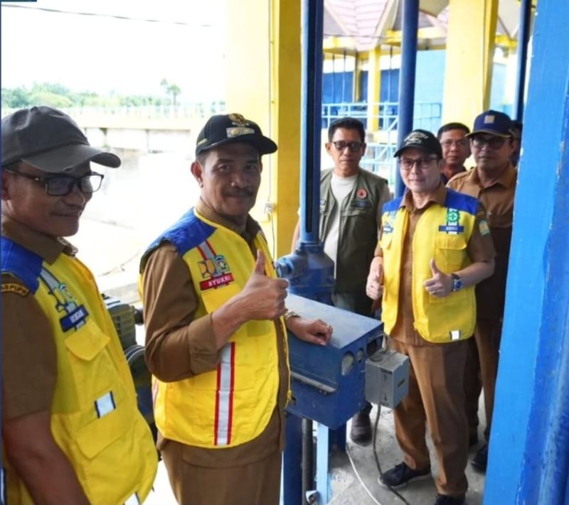 Wakil Bupati Aceh Besar didampingi Kepala Dinas PUPR, Kabid Operasi dan Pemeliharaan Irigasi, serta Kalaksa BPBD membuka pintu intake Bendung Daerah Irigasi Krueng Aceh, Senin (20/04/2026).
FOTO/ MC ACEH BESAR
