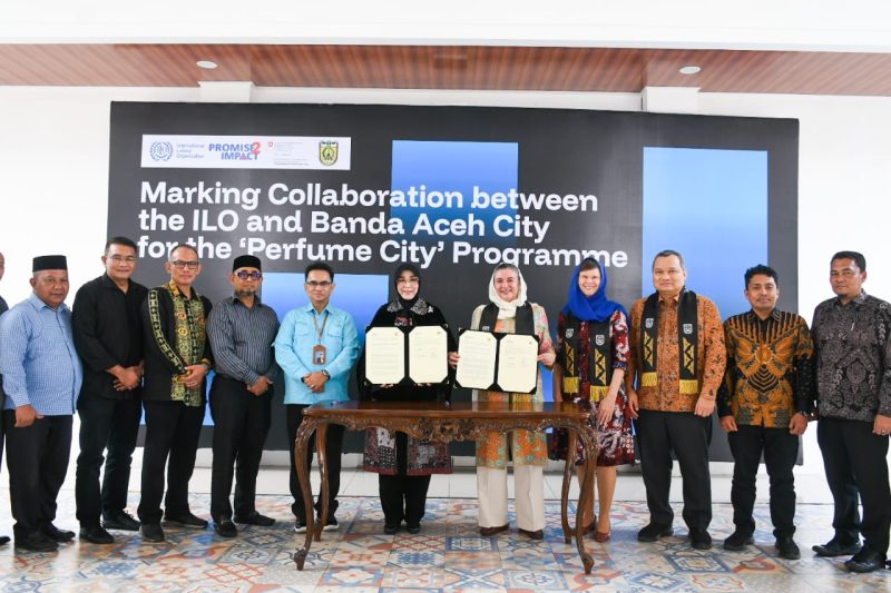 Wali Kota Banda Aceh, Illiza Sa’aduddin Djamal, secara resmi membuka kegiatan pelatihan pembuatan parfum bagi pelaku Usaha Mikro, Kecil, dan Menengah (UMKM) di Hotel Hermes Palace, Kamis (23/4/2026).