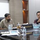 Gubernur Aceh, Muzakir Manaf, memimpin rapat koordinasi membahas perkembangan dan validasi data Jaminan Kesehatan Aceh (JKA) di Meuligoe Gubernur, Kamis, 23 April 2026.
Rapat tersebut dihadiri oleh Sekretaris Daerah Aceh M. Nasir, Asisten Pemerintahan, Keistimewaan Aceh, dan Kesejahteraan Rakyat (Asisten I) Syakir, serta Pelaksana Tugas Kepala Dinas Kesehatan Aceh Ferdiyus, SKM, M.Kes.