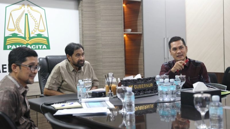 Gubernur Aceh, Muzakir Manaf, memimpin rapat koordinasi membahas perkembangan dan validasi data Jaminan Kesehatan Aceh (JKA) di Meuligoe Gubernur, Kamis, 23 April 2026.
Rapat tersebut dihadiri oleh Sekretaris Daerah Aceh M. Nasir, Asisten Pemerintahan, Keistimewaan Aceh, dan Kesejahteraan Rakyat (Asisten I) Syakir, serta Pelaksana Tugas Kepala Dinas Kesehatan Aceh Ferdiyus, SKM, M.Kes.