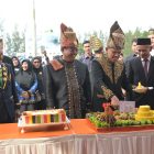 Wakil Gubernur Aceh, Fadlullah, SE menjadi inspektur Upacara Peringatan Hari Jadi Kabupaten Aceh Singkil ke 27 di halaman depan Kantor Bupati Aceh Singkil, (27/4/2026).