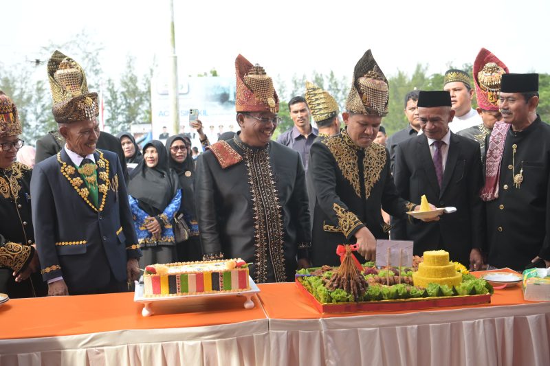 Wakil Gubernur Aceh, Fadlullah, SE menjadi inspektur Upacara Peringatan Hari Jadi Kabupaten Aceh Singkil ke 27 di halaman depan Kantor Bupati Aceh Singkil, (27/4/2026).