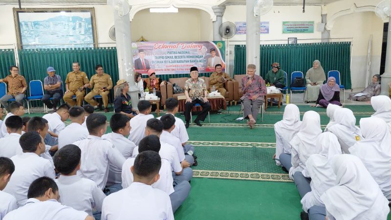 Taufiq Ismail bersama rombongan hadir dalam kegiatan Puitika Nasional di SMAN 10
Banda Aceh itu turut dihadiri oleh Kepala Dinas Pendidikan Aceh yang diwakili oleh Kepala Bidang SMA dan PKLK Syarwan Joni. Senin, (27/04/2026).