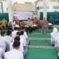 Taufiq Ismail bersama rombongan hadir dalam kegiatan Puitika Nasional di SMAN 10
Banda Aceh itu turut dihadiri oleh Kepala Dinas Pendidikan Aceh yang diwakili oleh Kepala Bidang SMA dan PKLK Syarwan Joni. Senin, (27/04/2026).