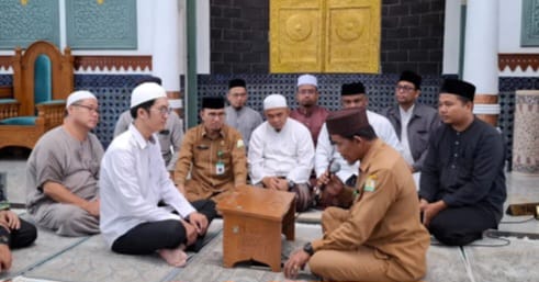 Plt. Kepala Dinas Syariat Islam Aceh, Bapak Marzuki, S.Ag., MH, menyaksikan Prosesi pensyahadatan, serta sejumlah pejabat dan jamaah,di Masjid Raya Baiturrahman, Banda Aceh, pada Senin (20/4/2026). 