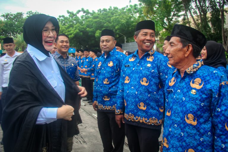 Wali Kota Banda Aceh, Illiza Sa’aduddin Djamal, menekankan bahwa skema kerja 4 hari WFO dan 1 hari WFH ini harus dijalankan dengan prinsip akuntabilitas dan hasil kerja yang terukur.