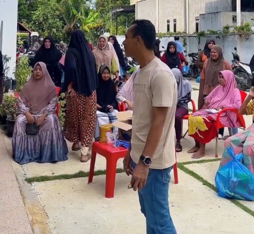 Rusyidi Mukhtar Ceulangiek, kegiatan penyerahan bantuan sosial dilaksanakan di Gampong Kemesjidan Glumpang Tujuh, Kecamatan Peusangan, Kabupaten Bireuen,Pada hari Minggu, (05/04/2026).