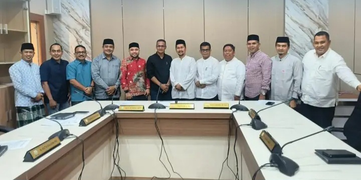 Komisi VI Dewan Perwakilan Rakyat Aceh (DPRA) menggelar Rapat Kerja (Raker) dengan Tim Pemerintah Aceh. Pertemuan ini dilaksanakan pada Jumat, (13/03/2026), bertempat di Ruang Rapat Komisi VI, Gedung Utama DPRA Banda Aceh.