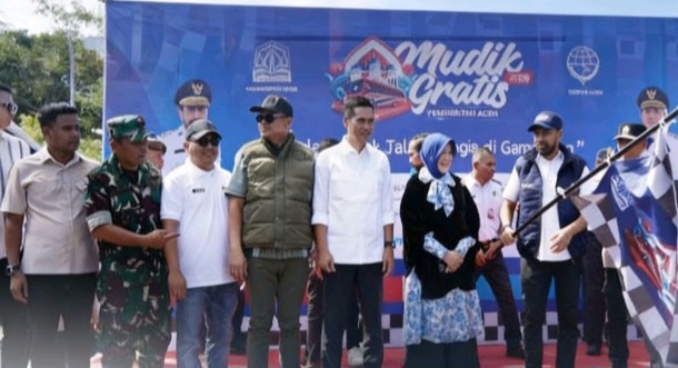 Anggota DPR Aceh, Munawar Ar yang akrab disapa Ngoh Wan, mewakili Ketua DPRA, turut hadir melepas rombongan peserta Program Mudik Gratis Pemerintah Aceh,Acara pelepasan berlangsung pada Minggu, (15/03/2026), 