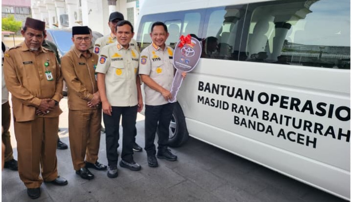 Kadis DSI Aceh Bapak Marzuki, S.Ag., MH, mendampingi Wakil Gubernur Aceh, Bapak Fadhullah, S.E., dalam acara serah terima bantuan mobil operasional untuk Masjid Raya Baiturrahman, dari Menteri Dalam Negeri, Bapak Prof. Dr. H. Muhammad Tito Karnavian, M.A., Ph.D, Banda Aceh, Senin (20/04/2026).