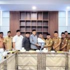 (Plt.) Kepala Dinas Syariat Islam Aceh, Bapak Marzuki, S.Ag., MH, menghadiri Rapat Kerja Komisi VII Dewan Perwakilan Rakyat Aceh (DPRA) yang di pimpin H. Ilmiza Saaduddin Djamal, MBA, dengan Kegiatan berlangsung di Ruang Badan Musyawarah DPRA, pada Selasa, 21 April 2026 bertepatayang di pimpin H. Ilmiza Saaduddin Djamal, MBA,
