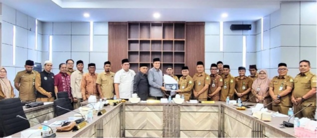 (Plt.) Kepala Dinas Syariat Islam Aceh, Bapak Marzuki, S.Ag., MH, menghadiri Rapat Kerja Komisi VII Dewan Perwakilan Rakyat Aceh (DPRA) yang di pimpin H. Ilmiza Saaduddin Djamal, MBA, dengan Kegiatan berlangsung di Ruang Badan Musyawarah DPRA, pada Selasa, 21 April 2026 bertepatayang di pimpin H. Ilmiza Saaduddin Djamal, MBA,