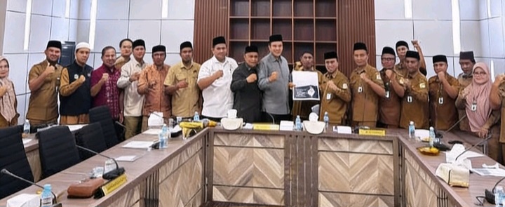 Kadis (DSI) Aceh, Marzuki, S.Ag., M.H, dengan didampingi jajaran pejabat Eselon III dan IV, menghadiri Rapat Kerja (Raker) yang hangat dan konstruktif dengan Komisi VII DPRA di Ruang Badan Musyawarah DPRA, Selasa (21/4/2026).