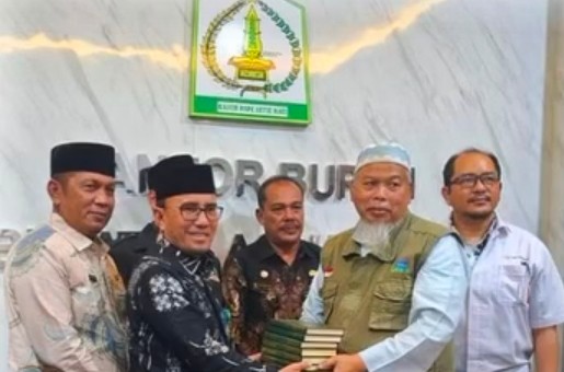 Kepala Dinas Syariat Islam Aceh, Marzuki, S.Ag., MH, mewakili Gubernur Aceh menghadiri acara penyerahan secara simbolis wakaf Mushaf Al-Qur’an. Kegiatan berlangsung di halaman Kantor Bupati Aceh Tamiang pada hari Kamis, (16/04/2026).
