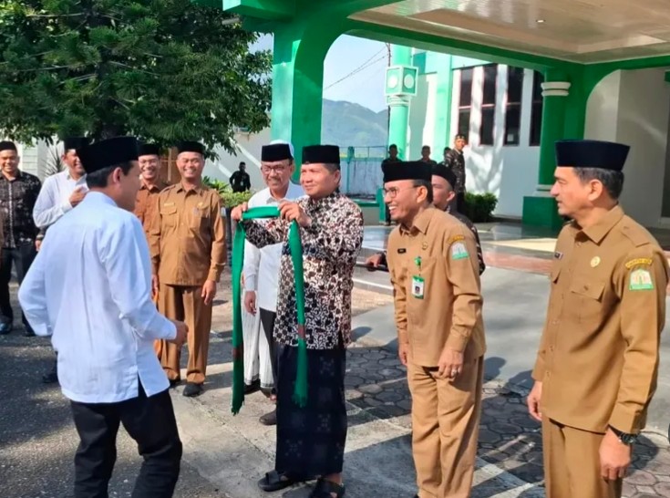 Kepala Dinas Syariat Islam Aceh, Bapak Marzuki, S.Ag., MH, turut hadir dalam acara tersebut, di dalam kompleks MPU Aceh, pada hari Selasa, (14/04/2026).