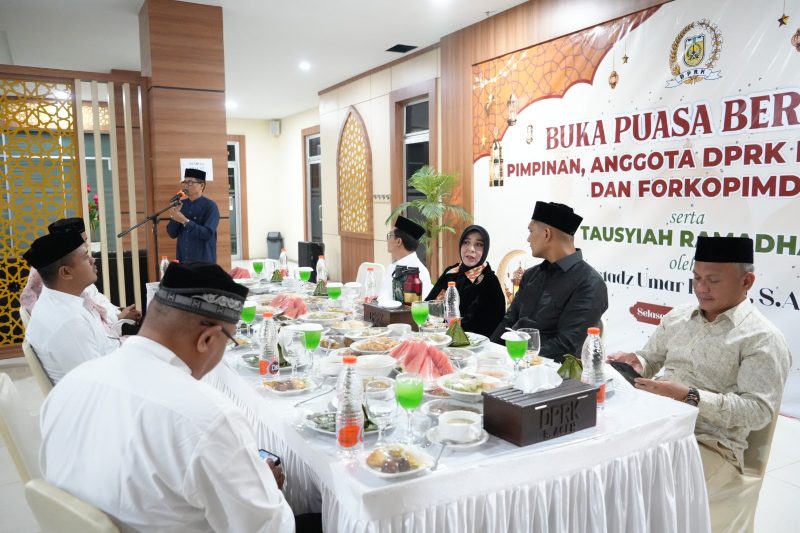 Jajaran pimpinan dan anggota Dewan Perwakilan Rakyat Kota (DPRK) Banda Aceh menggelar acara buka puasa bersama dengan Wali Kota, Wakil Wali Kota, dan unsur Forkopimda Banda Aceh. Kegiatan ini berlangsung pada Selasa, (03/03/2026), di Gedung DPRK Banda Aceh.