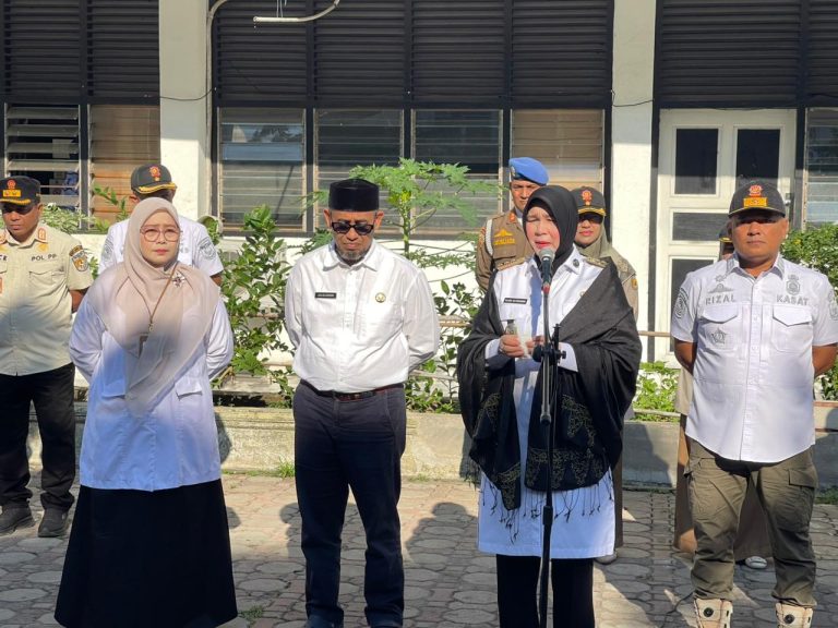 Wali Kota didampingi oleh Sekretaris Daerah Kota (Sekdako) Jalaluddin, Asisten III Bidang Administrasi Umum M. Nurdin, Kepala BKPSDM Emila Sovayana, serta pimpinan SKPK lainnya.