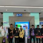  Wali Kota Banda Aceh, Illiza Sa’aduddin Djamal, secara langsung menyerahkan Kartu Tanda Penduduk Elektronik (KTP-el) perdana kepada lima remaja yang berulang tahun tepat pada tanggal yang sama dengan hari
Hari Ulang Tahun (HUT) ke-821 Kota Banda Aceh pada Rabu, (22/04/2026) 