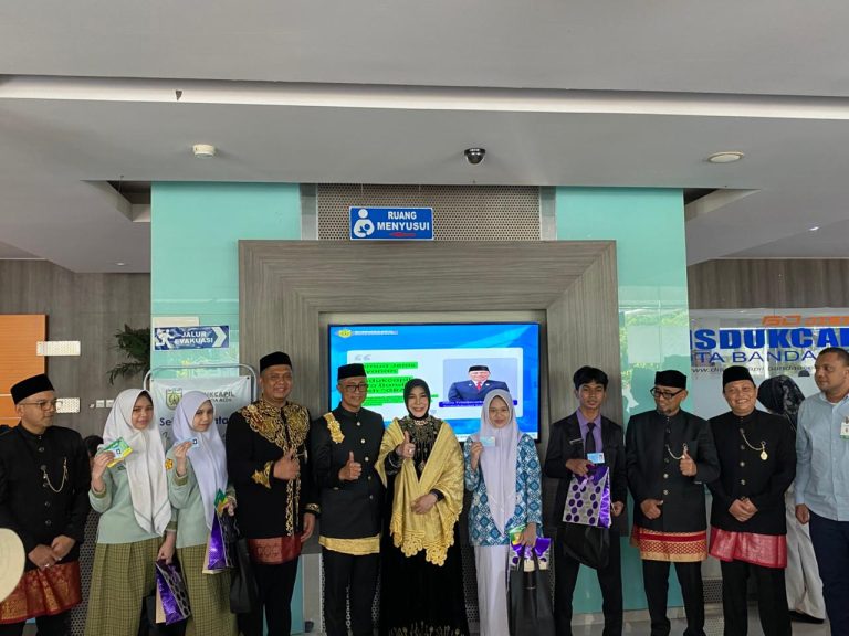  Wali Kota Banda Aceh, Illiza Sa’aduddin Djamal, secara langsung menyerahkan Kartu Tanda Penduduk Elektronik (KTP-el) perdana kepada lima remaja yang berulang tahun tepat pada tanggal yang sama dengan hari
Hari Ulang Tahun (HUT) ke-821 Kota Banda Aceh pada Rabu, (22/04/2026) 