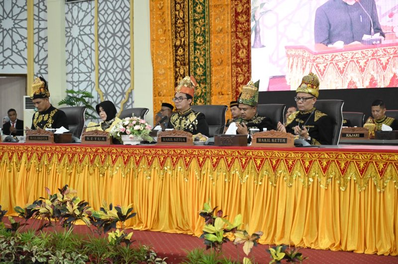 Ketua Dewan Perwakilan Rakyat Kota (DPRK) Banda Aceh, Irwansyah, ST, memimpin Rapat Paripurna Istimewa dalam rangka memperingati Hari Ulang Tahun (HUT) Kota Banda Aceh yang ke-821.Acara yang berlangsung khidmat ini digelar pada Rabu (22/04/2026) pukul 10.00 WIB,