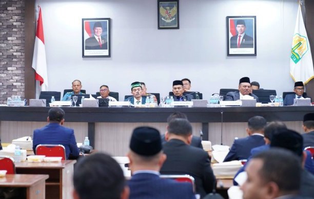 Rapat dipimpin langsung oleh Wakil Ketua DPRA, Ir. H. Saifuddin Muhammad, dan dihadiri oleh unsur Pimpinan serta Anggota DPRA, Gubernur Aceh, unsur Forkopimda Aceh, pejabat lingkungan Pemerintah Aceh, serta berbagai undangan lainnya,(12/03/2026).