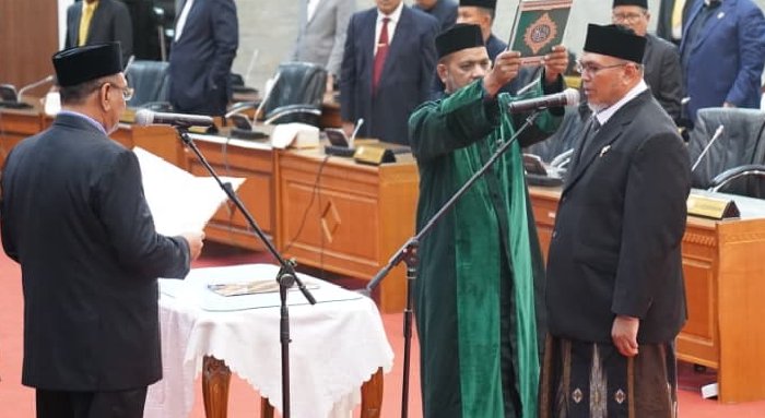Tgk. M. Nizar resmi mengucapkan sumpah/janji sebagai anggota legislatif,(DPRA)