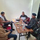 Abang Samalanga bersama Anngota DPRA H. Hendri dan Staf Ketua, Yusri Palee saat bertemu jajaran Brimob Polda Aceh, Kamis, (21/5/2026) di Bandara SIM, Aceh Besar.