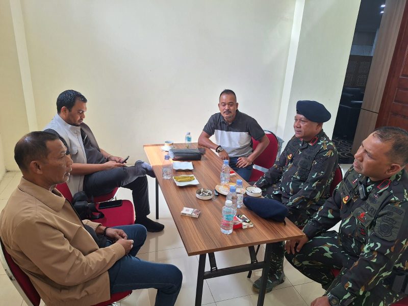 Abang Samalanga  bersama Anngota DPRA H. Hendri dan Staf Ketua, Yusri Palee saat bertemu jajaran Brimob Polda Aceh, Kamis, (21/5/2026) di Bandara SIM, Aceh Besar.