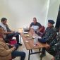 Abang Samalanga  bersama Anngota DPRA H. Hendri dan Staf Ketua, Yusri Palee saat bertemu jajaran Brimob Polda Aceh, Kamis, (21/5/2026) di Bandara SIM, Aceh Besar.