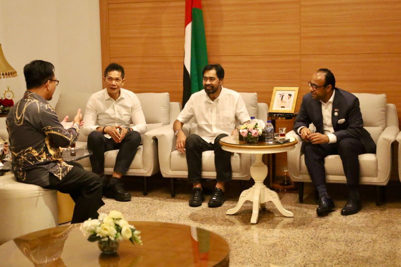 Gubernur Aceh,  (Mualem), dan Duta Besar Uni Emirat Arab (UEA) Abdulla Salem Al-⁹Dhaheri, sepakat membentuk tim bersama untuk program investasi, perdagangan, dan penerbangan.Kesepakatan tersebut terjadi dalam pertemuan audiensi Gubernur Acehdan Dubes UEA, Senin (27/04/2026). 