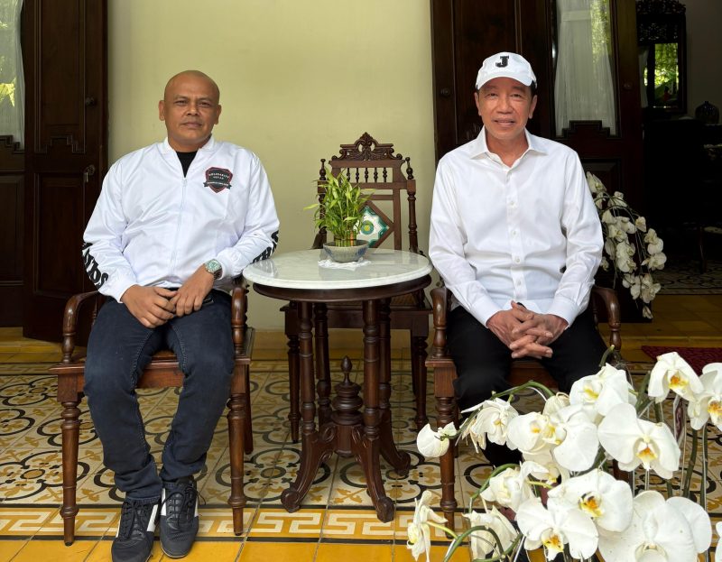 T. Rival bertemu dengan Joko Widodo
di Solo 
