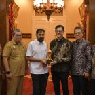 Gubernur Aceh, (Mualem), kembali menorehkan prestasi di tingkat nasional dengan meraih penghargaan Top Pembina BUMD 2026 dalam ajang Top BUMD Awards 2026 yang digelar di Dian Ballroom, Hotel Raffles, Jakarta, pada 13 April 2026.