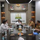 Gubernur Aceh Muzakir Manaf bersama Direktur Pemanfaatan Ruang Pesisir dan Pulau-Pulau Kecil Direktorat Jenderal Penataan Ruang Laut KKP, Permana Yudiarso,  di Meuligoe Gubernur Aceh, Selasa (5/5/2026).