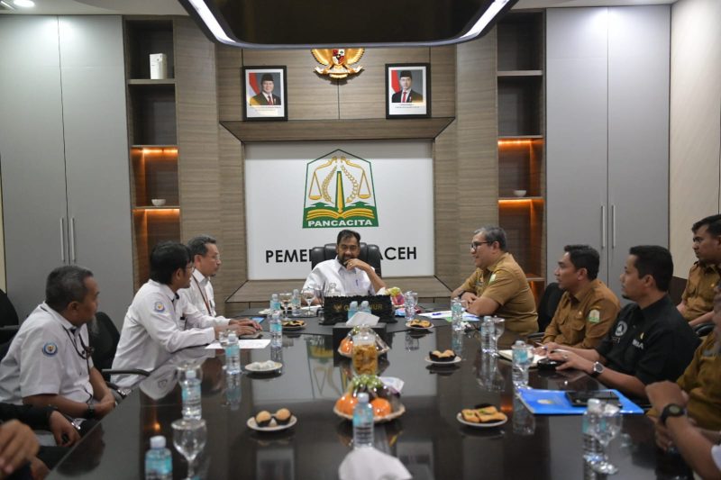 Gubernur Aceh Muzakir Manaf bersama Direktur Pemanfaatan Ruang Pesisir dan Pulau-Pulau Kecil Direktorat Jenderal Penataan Ruang Laut KKP, Permana Yudiarso,  di Meuligoe Gubernur Aceh, Selasa (5/5/2026).