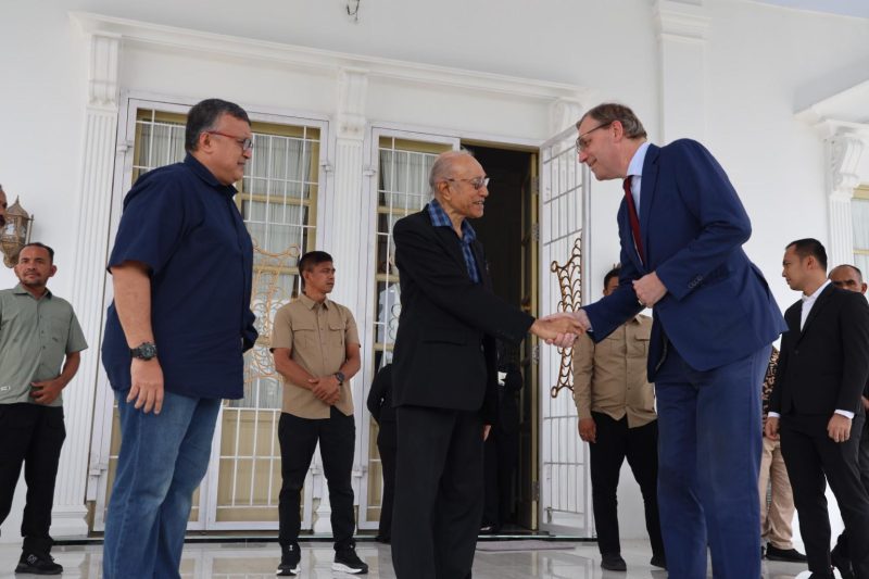 Tgk. Malik Mahmud Al Haythar menerima kunjungan Wakil Duta Besar Kerajaan Belanda untuk Indonesia, Adriaan Palm di Meuligoe Wali Nanggroe, Banda Aceh, Rabu (6/5/2026).