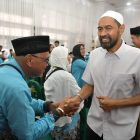 Gubernur Aceh, Muzakir Manaf,  resmi lepas calon jemaah haji Kloter pertama dari Asrama Haji Embarkasi Aceh pada Selasa (5/5/2026).