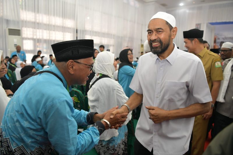 Gubernur Aceh, Muzakir Manaf,  resmi lepas calon jemaah haji Kloter pertama dari Asrama Haji Embarkasi Aceh pada Selasa (5/5/2026).