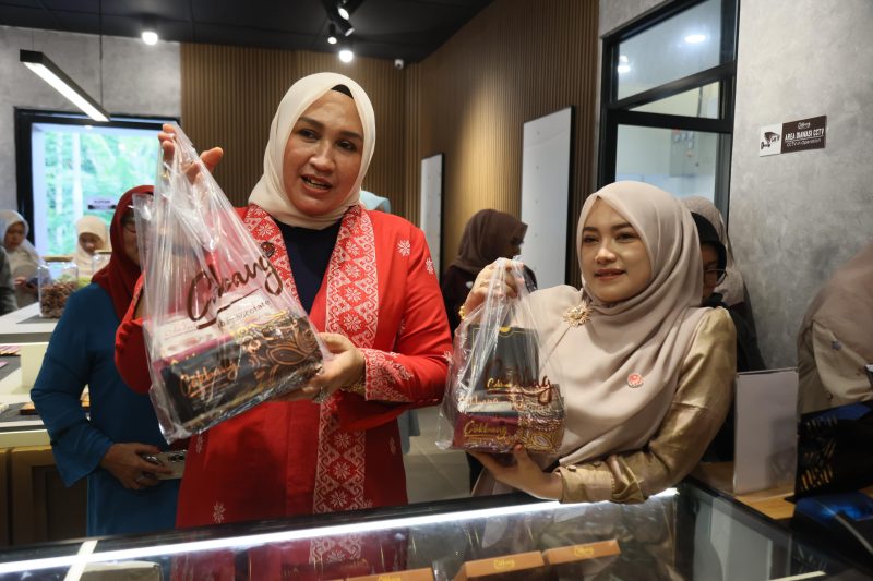 Ketua TP PKK Aceh Marlina Muzakir, mengapresiasi kehadiran gerai Cokbang di Kota Wisata Sabang, dan berdialog dengan pengelola Cokbang, Senin (11/6/2026)