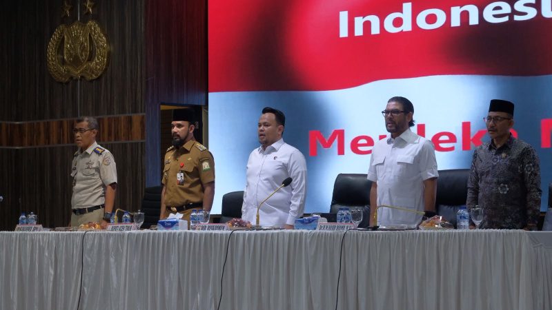 Irjen Pol. Drs Marzuki Ali Basyah, M. M.
Audiensi itu turut dihadiri anggota DPR RI Komisi III Dr. H. Muhammad Nasir Jamil,S.Ag., M.Si, anggota DPD RI H. Sudirman, S. Sos atau dikenal Haji Uma, Bupati Aceh Timur Iskandar Usman Al-Farlaky, S. H.I., M. Si, PJU Polda Aceh, Kapolres Aceh Timur, AKBP Irwan Kurniadi, S. I. K, mewakili Kepala Kantor Wilayah BPN Provinsi Aceh, perwakilan PT Bumi Flora, serikat tani, serta sejumlah pemangku kepentingan lainnya, Senin, (11/5/2026)